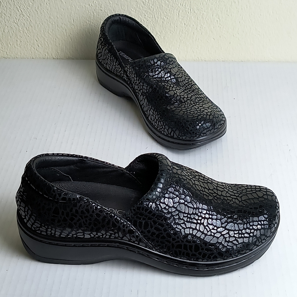 Therapeutic Black slip-on Clogs Shoes with a glossy reptile skin texture Size 7